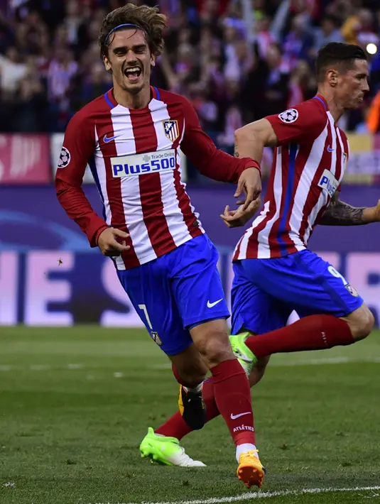 Penyerang Atletico Madrid, Antoine Griezmann melakukan selebrasi usai mencetak gol ke gawang Real Madrid di leg kedua semifinal Liga Champions di Stadion Vicente Calderon, Spanyol (10/5). (AFP Photo/Gerard Julien)