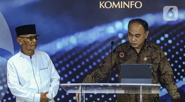 Menteri Komunikasi dan Informatika, Budi Arie Setiadi (kanan) bersama Ketua Majelis Ulama Indonesia (MUI) Anwar Iskandar sesaat sebelum memberikan keterangan terkait upaya pemberantasan judi online di Gedung Kemenkominfo, Jakarta, Kamis (25/7/2024). (Liputan6.com/Angga Yuniar)