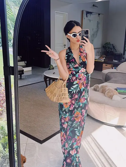 Nana Mirdad pun tampil simple dengan dress floralnya, meski begitu gaya terlihat mewah dari kacamata yang dikenakan. @nanamirdad_