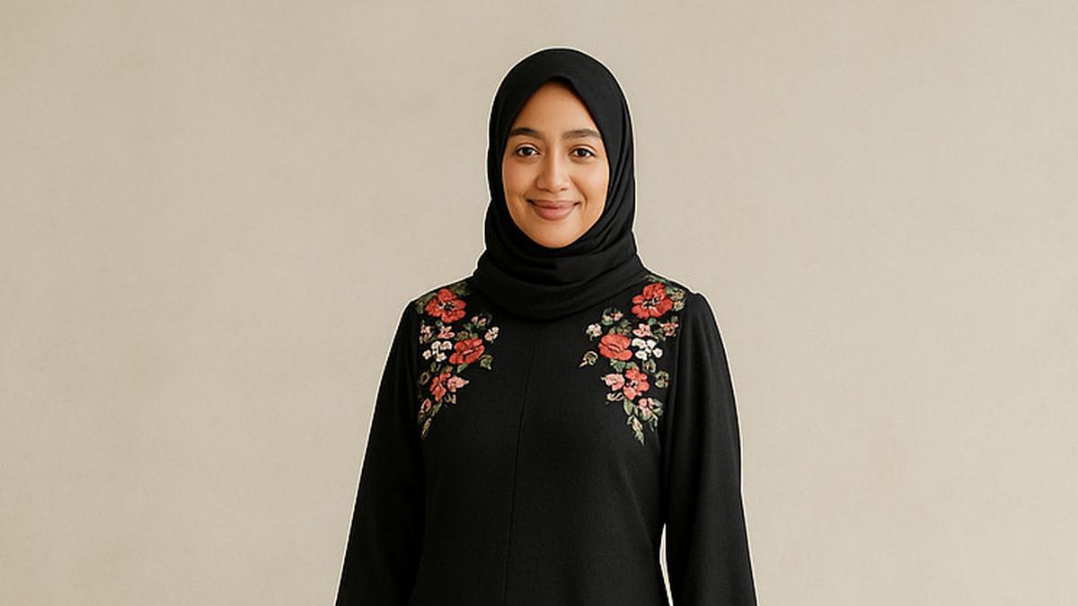 8 Inspirasi Model Gamis Hitam Bordir Bunga untuk Gaya Kasual 2025, Cocok untuk Hangout hingga Acara Santai