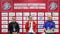 Konferensi pers  Indonesia International Basketball Invitational di Indonesia Arena, Kamis (27/7/2023). (Bola.com/Bagaskara Lazuardi)