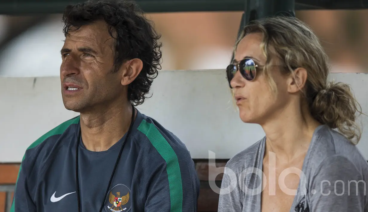 Sesudah seleksi Timnas Indonesia U-22, Luis Milla langsung menghampiri sang istri dan berbincang sesaat sebelum meninggalkan area latihan. (Bola.com/Vitalis Yogi Trisna)
