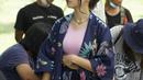 Bergaya tropikal, Megan Domani padukan crop top ungu dengan setelan homewear yang nyaman [instagram/megandomani1410]