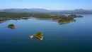 Foto dari udara yang diabadikan pada 1 September 2020 menunjukkan pemandangan Waduk Miyun di pinggiran timur laut Beijing, ibu kota China. Waduk Miyun yang memiliki kapasitas penyimpanan air sekitar 4,4 miliar meter kubik menandai 60 tahun pengoperasiannya pada Selasa (1/9). (Xinhua/Zhang Chenlin)