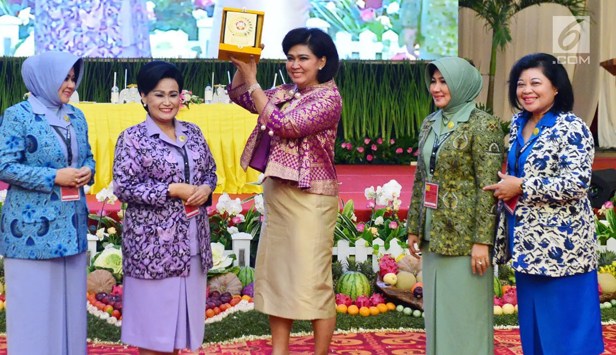 Istri Menteri Pertahanan Nora Ryamizard Ryacudu (tengah) menerima cinderamata usai menjadi pembicara pada pembekalan kepada 931 anggota Dharma Pertiwi di Jakarta, Kamis (25/1). (Liputan6.com/Pool/Kemenhan)