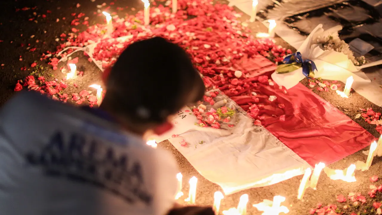 Foto: Ikut Berduka, Sejumlah Kelompok Suporter Gelar Aksi Belasungkawa atas Insiden di Stadion Kanjuruhan