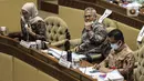 Ketua KPU Arief Budiman (tengah) dan Wakil Ketua KPU Evi Novida Ginting Manik (kiri) saat Rapat Dengar Pendapat dengan Komisi II DPR di Gedung Nusantara, Jakarta, Kamis (12/11/2020). Rapat dihadiri Ketua Bawaslu Abhan dan Dirjen Otonomi Daerah Kemendagri Akmal Malik. (Liputan6.com/Johan Tallo)