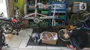 Mekanik memperbaiki dan merestorasi sepeda di Workshop Sampurna Bike Kalibata, Jakarta, Kamis (9/7/2020). Tren bersepeda yang sedang tinggi di masyarakat menjadikan permintaan perbaikan sepeda di bengkel tersebut meningkat hingga 300 persen. (Liputan6.com/Herman Zakharia)