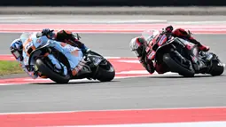 Meski memulai balapan di pole position, Marco Bezzecchi melakukan start buruk. Ia sempat melorot ke urutan delapan di belakang Marc Marquez. (SONNY TUMBELAKA/AFP)