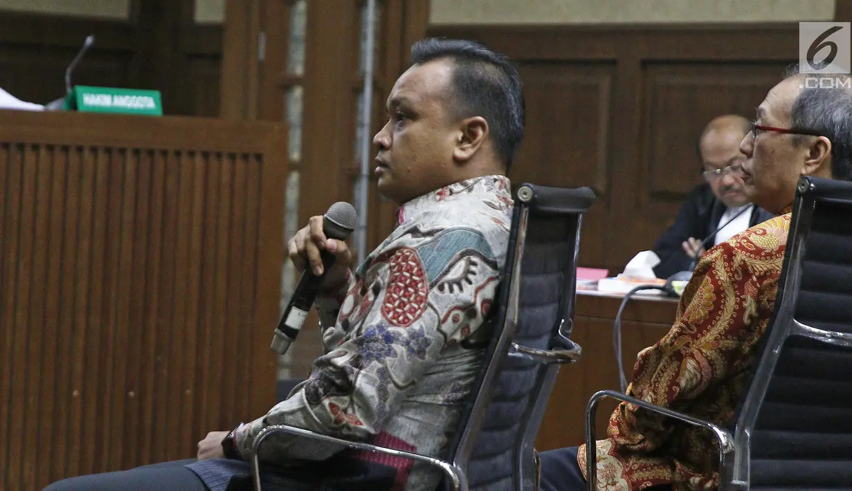 Terdakwa kasus korupsi E-KTP Irvanto Hendra Pambudi Cahyo dan Made Oka Masagung menjalani sidang lanjutan di Pengadilan Tipikor, Jakarta, Selasa (23/10). Sidang beragendakan pemeriksaan terdakwa. (Liputan6.com/Herman Zakharia)