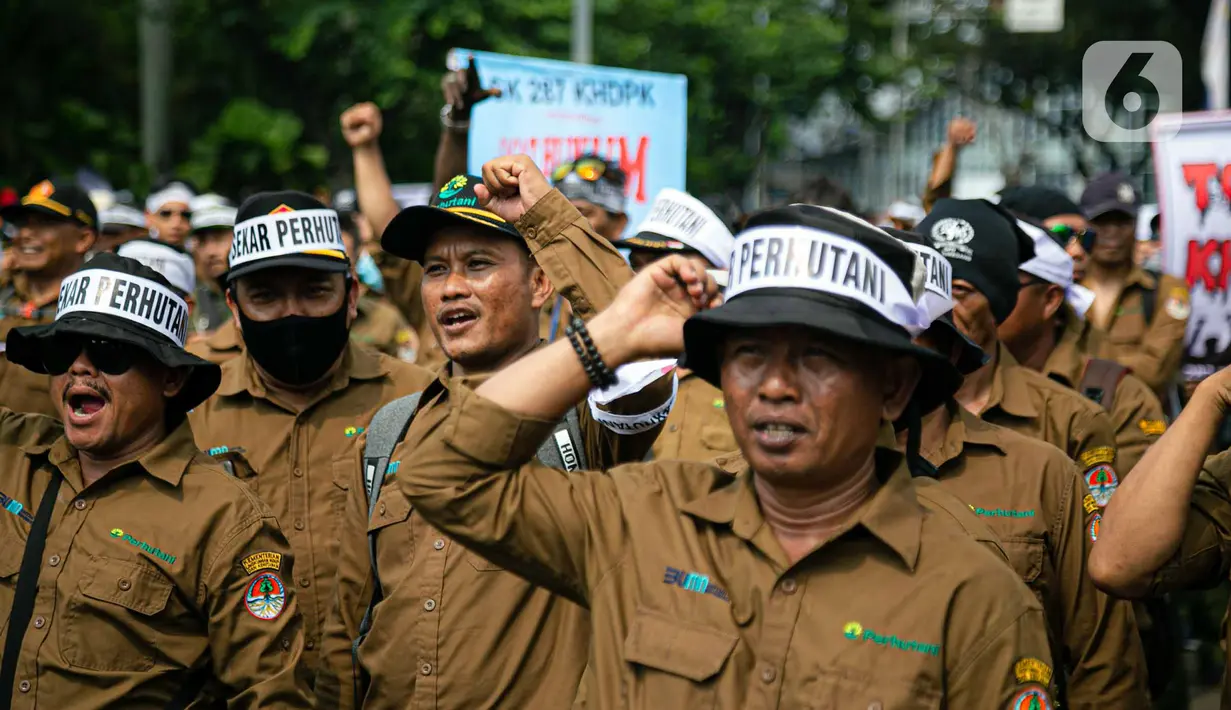 Pegawai Perhutani berunjuk rasa di kawasan Patung Kuda, Jakarta, Rabu (18/5/2022). Dalam aksinya, mereka menuntut Surat Keputusan (SK) 287 Menteri Lingkungan Hidup dan Kehutanan (LHK) yang dianggap memberikan ruang pada kelompok tertentu. (Liputan6.com/Faizal Fanani)