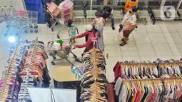 Pengunjung berbelanja kebutuhan sehari-hari di Tangerang, Banten, Selasa (11/10/2022). Presiden Joko Widodo atau Jokowi mengatakan, saat ini tingkat inflasi Indonesia berada di bawah 5,9 persen. (Liputan6.com/Angga Yuniar)