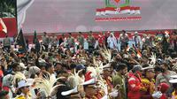 Kapolri Jenderal Listyo Sigit Prabowo didampingi deretan jenderal bintang tiga Polri bersama anggota Wantimpres Habib Luthfi bin Yahya dan sejumlah tokoh agama menyambut parade Kirab Merah Putih di Bundaran HI, Minggu 28 Agustus 2022. (Merdeka.com)