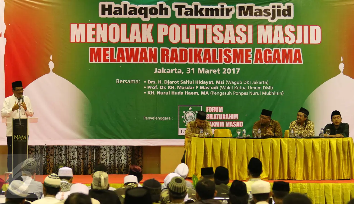 Calon Wakil Gubernur DKI Jakarta, Djarot Saiful Hidayat saat berdialog dengan Takmir masjid di Jakarta, Jumat (31/3). Dalam dialog terebut mebahas menolak politisasi masjid dan melawan radikalisme agama. (Liputan6.com/Angga Yuniar)