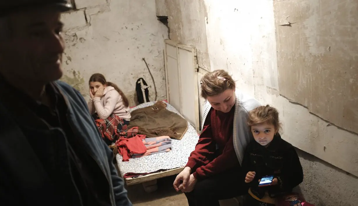 Warga duduk dalam tempat penampungan untuk melindungi diri dari serangan bom di Stepanakert, Republik Nagorno-Karabakh, Azerbaijan, 27 September 2020. Serangan antara Armenia dan Azerbaijan menewaskan puluhan orang. (Karo Sahakyan/ArmGov/PAN Photo via AP)