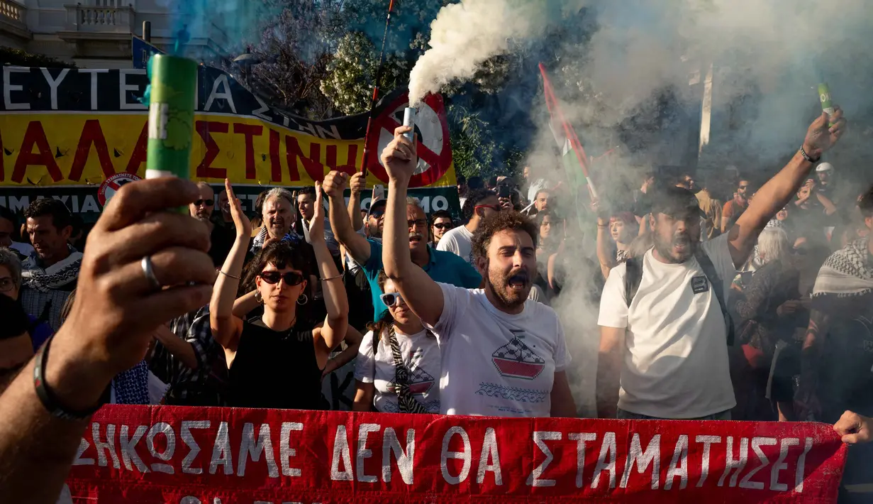 Warga menggelar aksi unjuk rasa menentang pencegatan Armada Solidaritas Global oleh Angkatan Laut Israel di luar Kementerian Luar Negeri, Athena, Yunani, pada 18 Mei 2026. (Aggelos NAKKAS/AFP)