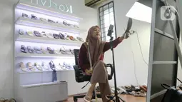 Industri rumahan sandal wanita dengan merek Karlyn ini menggunakan platform digital untuk menjangkau lebih banyak calon pembeli. (Liputan6.com/Herman Zakharia)