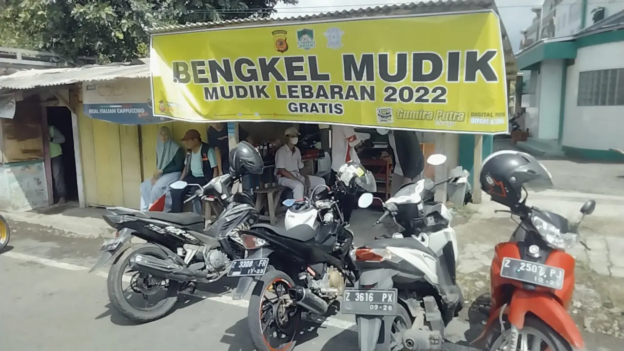 Kehadiran bengkel service dan pijit gratis yang dibantu Polres Tasikmalaya, cukup membantu para pemudik untuk beristirahat dan mengembalikan kondisi kendaraan. (Liputan6.com/Jayadi Supriadin)