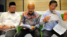 Mantan Ketua Umum PSSI, Agum Gumelar (kanan) didampingi Ketua Umum PSSI La Nyalla Mahmud Matalitti (kiri) mengeluarkan sikap terkait situasi sepak bola tanah air saat ini, di kantor PSSI, Senayan, Jakarta, Kamis (25/6/2015). (Liputan6.com/Yoppy Renato)
