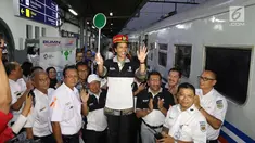 Menteri Badan Usaha Milik Negara (BUMN) Rini Soemarno melepas secara resmi program mudik gratis PT Kereta Api Indonesia (KAI) kloter kedua di Stasiun Senen, Jakarta, Selasa (5/6). (Liputan6.com/Angga Yuniar)