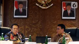 Ketua MPR Bambang Soesatyo berbincang dengan Wakil Ketua MPR Ahmad Basarah sebelum memulai rapat perdana pimpinan MPR periode 2019-2024 di Kompleks Parlemen Senayan, Jakarta, Rabu (9/10/2019). Rapat membahas pembagian tugas hingga rencana pelantikan Jokowi-Ma'ruf Amin. (Liputan6.com/Johan Tallo)