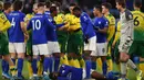 Striker Leicester, Kelechi Iheanacho, terjatuh sata melawan Norwich pada laga Premier League di Stadion King Power, Leicester, Sabtu (14/12). Kedua klub bermain imbang 1-1. (AFP/Oli Scarff)