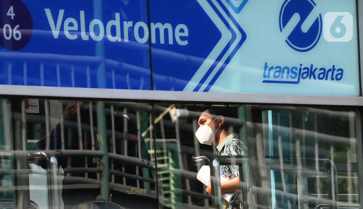Selain itu juga warga ibu kota disarankan beralih menggunakan kendaraan umum datu transportasi massal. (merdeka.com/imam buhori)