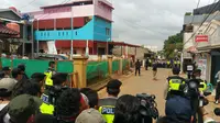 Suasana olah TKP di lokasi penangkapan terduga teroris di Bintara Jaya, Bekasi Barat, Jawa Barat, Minggu (11/12/2016) pagi. (Liputan6.com/Nanda Perdana Putra)
