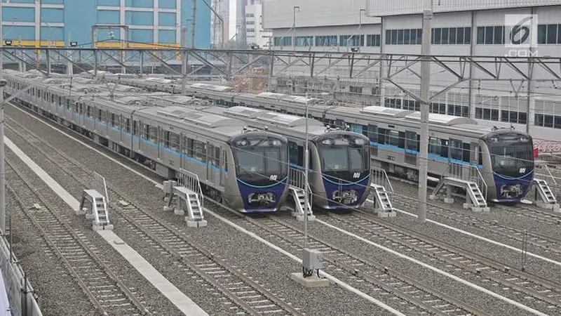 Kereta mass rapid transit (MRT) terparkir di depo MRT Lebak Bulus, Jakarta, Selasa (28/8). Progres konstruksi moda transportasi MRT Jakarta fase I rute Lebak Bulus-Bundaran HI kini mencapai hampir 96 persen. (Liputan6.com/Herman Zakharia)