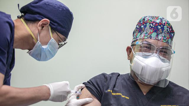 FOTO: Tenaga Kesehatan Lansia Jalani Vaksinasi COVID-19 Perdana di RSCM Jakarta