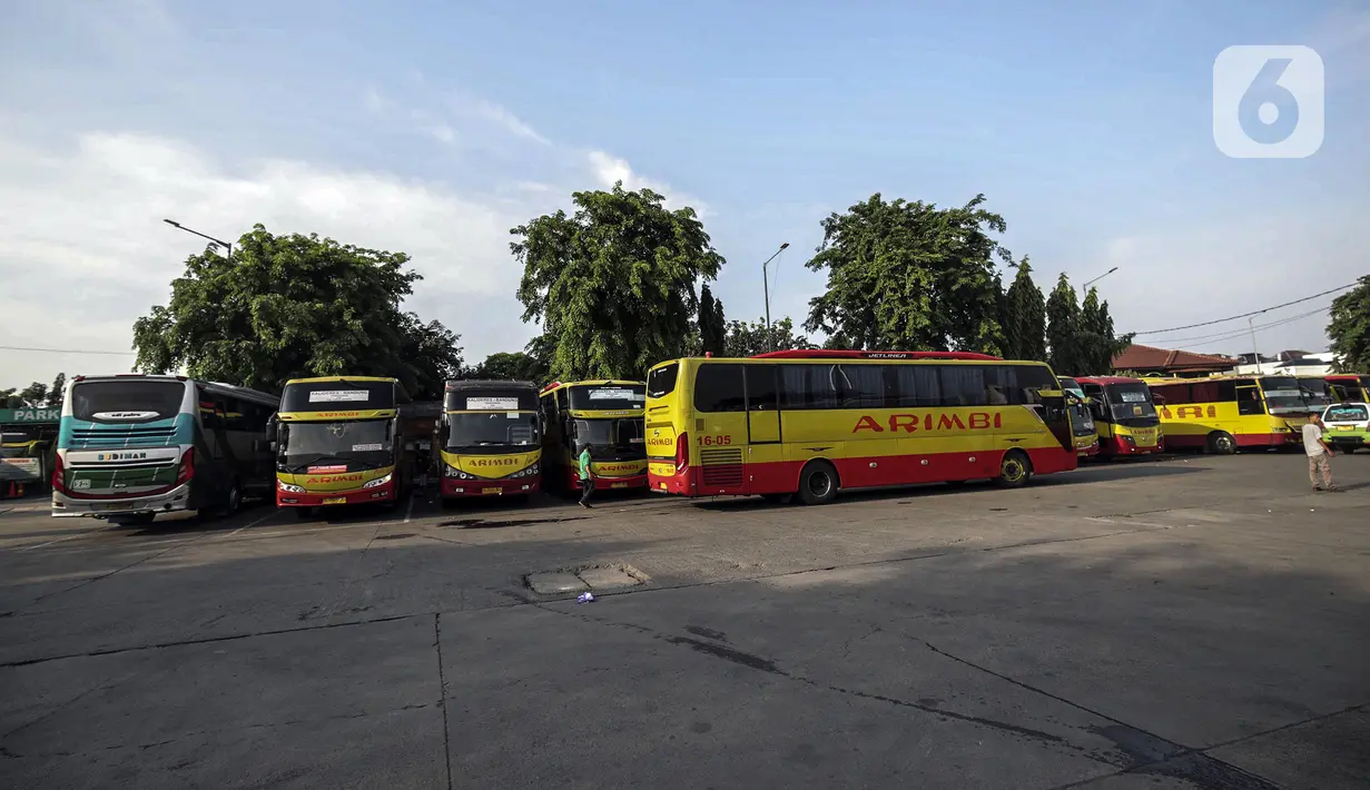 Aktivitas yang sepi dari penumpang di Terminal Kalideres, Jakarta Barat, Kamis (29/10/2020). Memasuki libur panjang Maulid Nabi Muhammad SAW, masih belum terlihat lonjakan penumpang yang signifikan di Terminal Kalideres. (Liputan6.com/Johan Tallo)