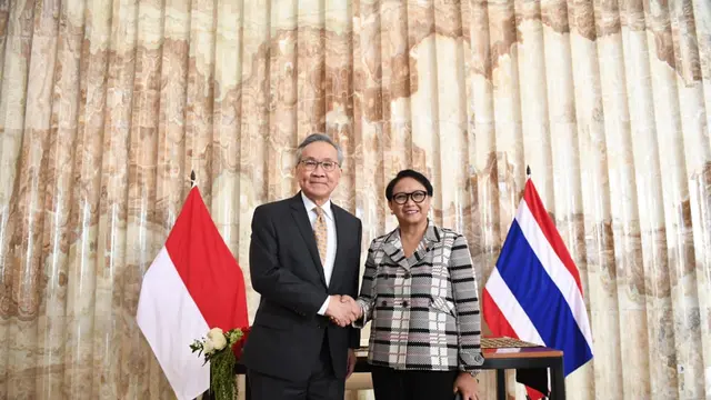 Menteri Luar Negeri Thailand Don Pramudwinai (kiri) dan Menteri Luar Negeri Indonesia Retno Marsudi bertemu dalam agenda Joint Commission Meeting di Yogyakarta, 6 Juli 2018. (Liputan6.com/Happy Ferdian)