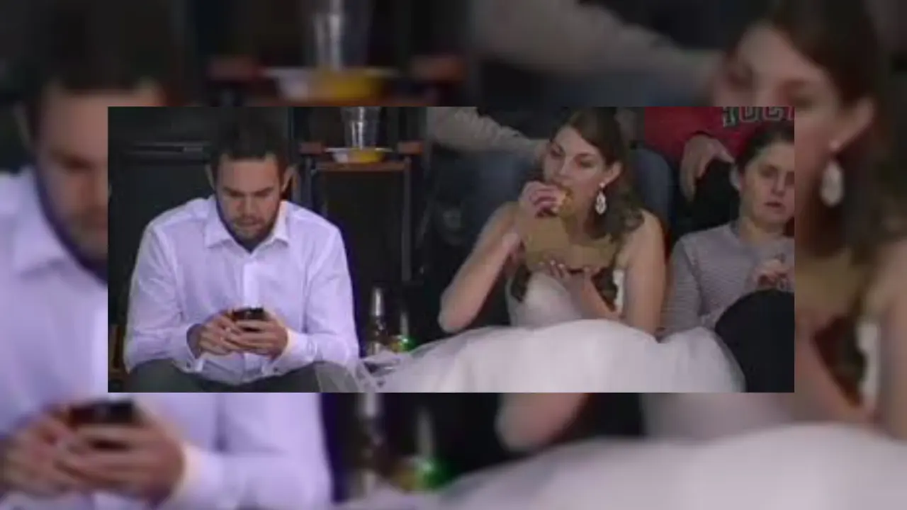  Pengantin Nonton Hockey dan Makan Burger Hebohkan Netizen