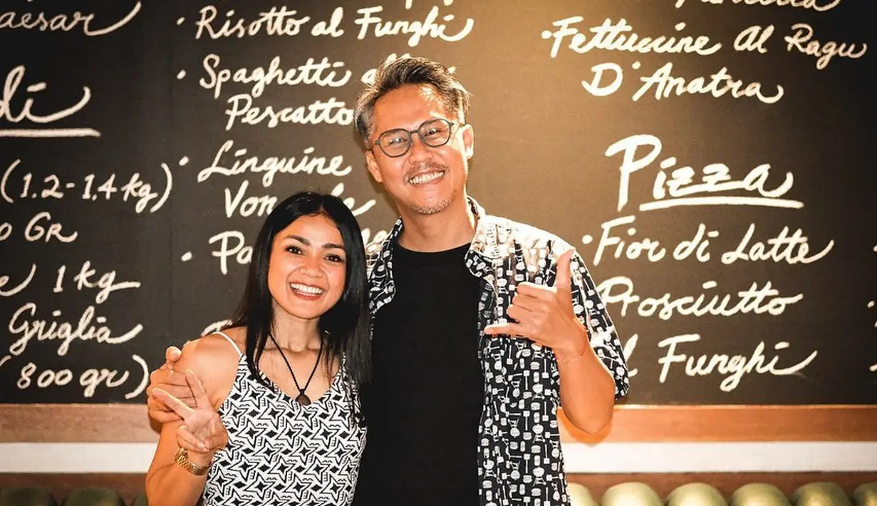 Nirina Zubir tanpa sengaja pamer perut sixpacks saat kenakan crop top bermotif [@nirinazubir_]