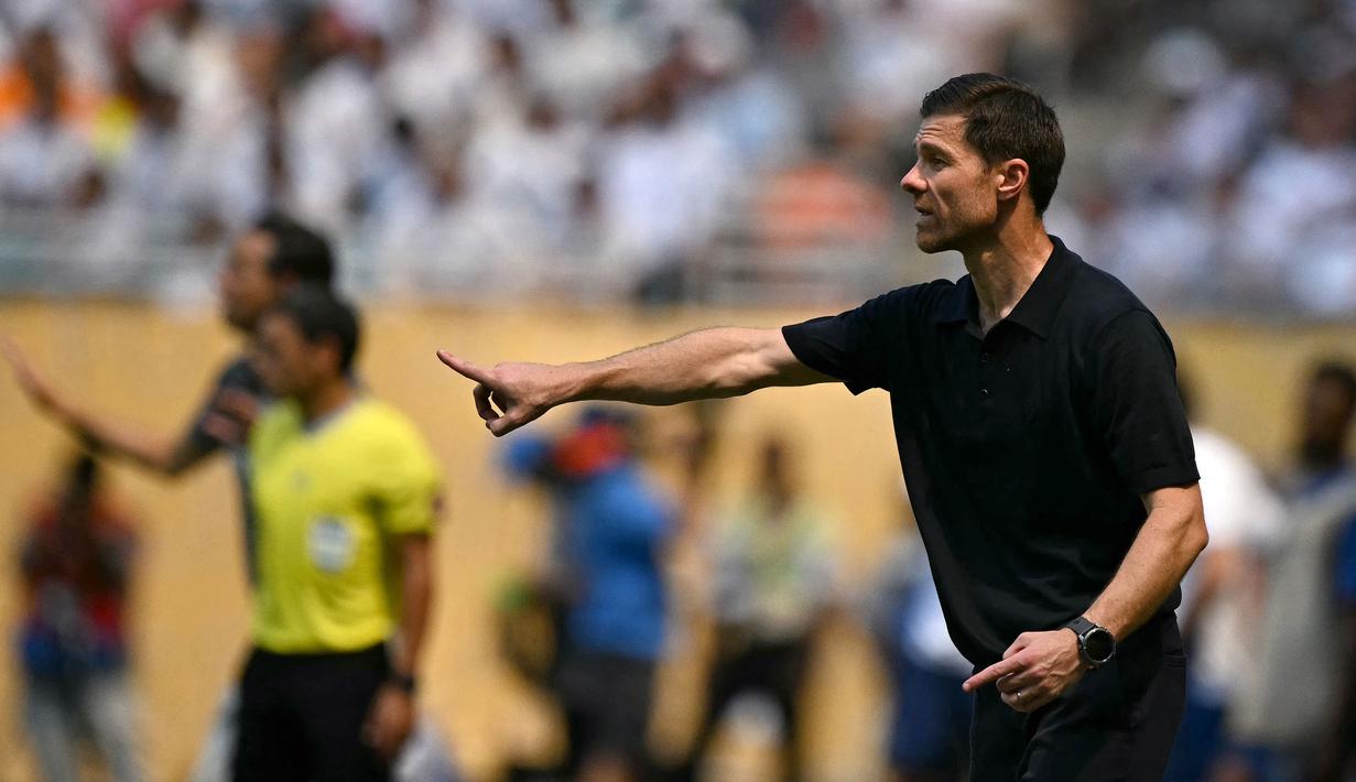 Pelatih Real Madrid, Xabi Alonso memberikan perintah dari pinggir lapangan saat laga Grup H Piala Dunia Antarklub 2025 melawan Al Hilal di Hard Rock stadium, Miami, Amerika Serikat, Kamis (19/06/2025) WIB. (AFP/Patricia De Melo Moreira)