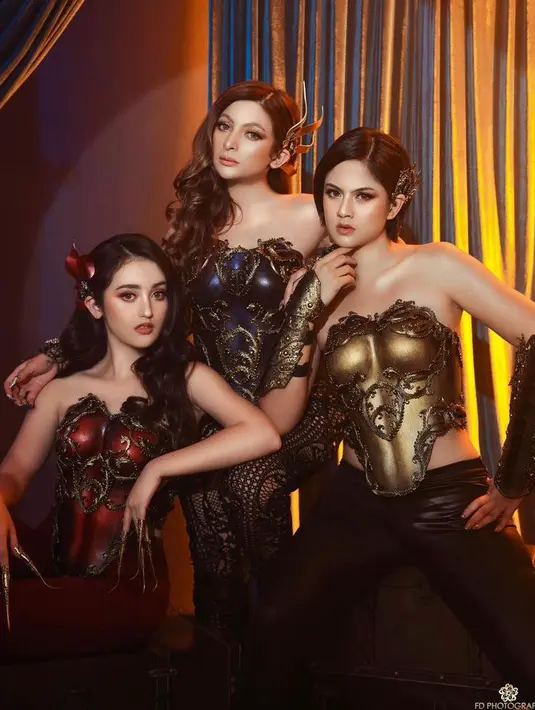 Selain konsep bak putri kerajaan, mereka juga terlihat memakai kostum seperti action figure Wonder Woman. Ketiganya tampil kompak mengenakan breastplate dengan warna berbeda karya Ikie Morphacio. (Instagram/fdphotography90).