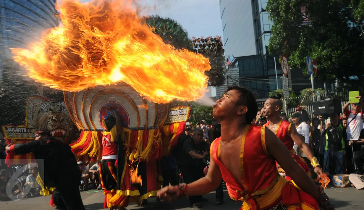 Salah satu atraksi penari reog saat Car Free Day di kawasan Jalan Jenderal Surdirman, Jakarta, Minggu (13/3/2016). Penampilan Reog Ponorogo ini sosialisasi menuju pengakuan UNESCO sebagai warisan budaya dunia. (Liputan6.com/Helmi Fithriansyah)