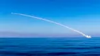 Kapal selam Krasnodar menembakan rudal jelajah Kalibr untuk menggempur ISIS dan peralatan tempurnya di dekat kota Palmyra, Suriah pada 31 Mei 2017.  Penembakan di lakukan dari Laut Mediterania. (Russian Defence Ministry Press Service photo via AP)