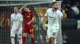 Pemain Cremonese Cyriel Dessers melakukan selebrasi saat melawan AS Roma pada pertandingan sepak bola Coppa Italia di Olympic Stadium, Roma, Italia, 1 Februari 2023. AS Roma kalah 1-2 dari Cremonese dan harus tersingkir dari Coppa Italia. (Alfredo Falcone/LaPresse via AP)