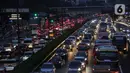<p>Kendaraan terjebak kemacetan di Pancoran, Jakarta, Kamis (21/4/2022). Kemacetan tersebut dikarenakan banyaknya (peningkatan volume) kendaraan di jalan di sekitar jam berbuka puasa. (Liputan6.com/Johan Tallo)</p>