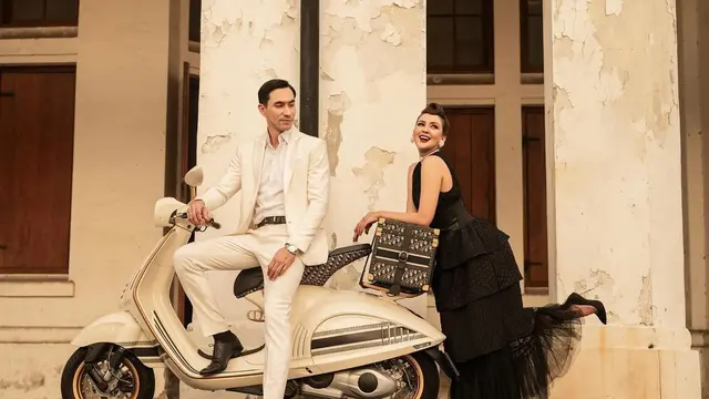 8 Potret Darius Sinathrya dan Donna Agnesia Tampil Klasik di Pemotretan Terbaru