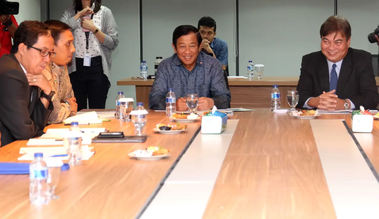 Ketua Tim Ad-Hoc Agum Gumelar (2 kanan) saat memimpin rapat perdana dihadiri dua perwakilan AFC yaitu Mariano Arneta (kanan) dan Sanjeevan Balasing di Kantor PSSI, Jakarta, Jumat (11/12/2015). (Bola.com/Nicklas Hanoatubun)