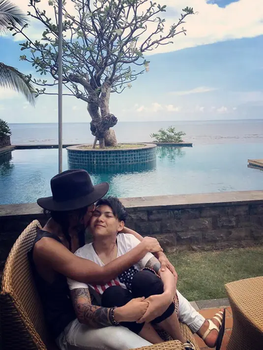 Melihat kesungguhan hati Aming untuk menceraikan, Evelyn mulai mereda. Perempuan berdarah Jepang itu juga mulai ikhlas. Dan menerima untuk bercerai dengan lelaki yang menikahinya sejak Juni tahun silam. (Instagram/psychodiva2016)