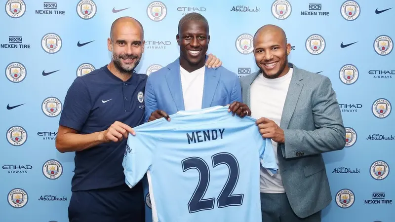 Pelatih Pep Guardiola (kiri), memperkenalkan Benjamin Mendy (tengah) sebagai penggawa baru Manchester City. 