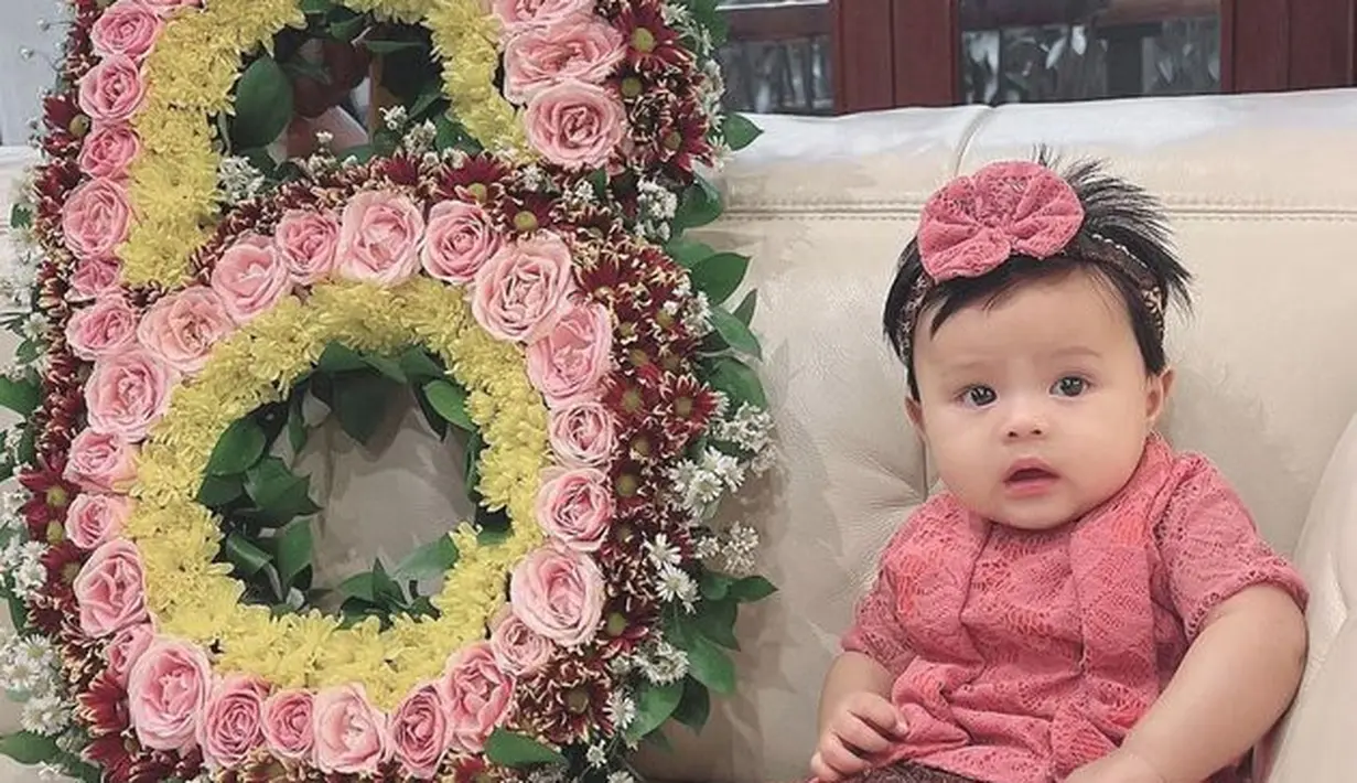 <p>Di usia 6 bulan, Ameena tampil cantik dengan mengenakan kebaya dan kain batik. [Foto: Instagram.com/attahalilintar]</p>