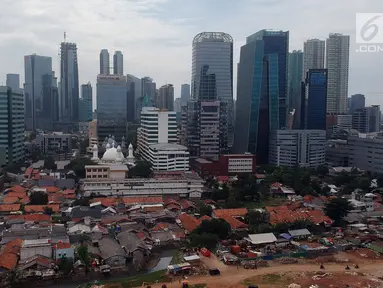 Bangunan gedung bertingkat berada di antara ratusan rumah penduduk di Kampung Kuningan Timur, Jakarta, Kamis (11/1). Keberadaan kampung yang berada di Casablanca tersebut semakin terdesak dengan pembangunan gedung bertingkat. (Liputan6.com/Arya Manggala)