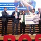 Bosch Indonesia membagikan secara gratis 2.000 wiper Bosch Clear Advantage kepada pengemudi taksi online.
