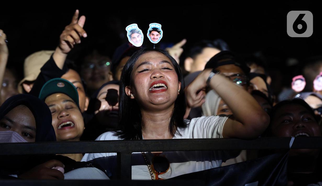 Ketika lagu Sebatas Teman dinyanyikan, penonton pun semakin larut dalam alunan musik khas Guyon Waton.
