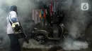 Petugas melakukan pengasapan atau fogging untuk membasmi nyamuk demam berdarah dengue (DBD) di kawasan Kebayoran Lama, Jakarta Selatan, Kamis (14/11/2019). Fogging dilakukan untuk mengantisipasi perkembangbiakan nyamuk DBD. (Liputan6.com/JohanTallo)