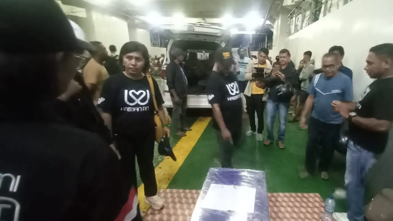 Jenazah salah satu PMI non prosedural asal Kabupaten Flores Timur, NTT saat dipulangkan dari Malaysia (Liputan6.com/Ola Keda)